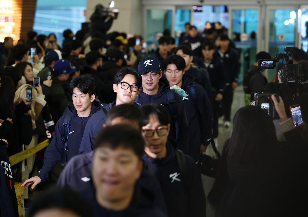 ▲ 9일 인천국제공항 1터미널에서 한국 야구대표팀이 월드베이스볼클래식(WBC) 1차 캠프지인 사이판으로 출국하고 있다. 구자욱과 최재훈의 모습이 보인다. (연합뉴스)