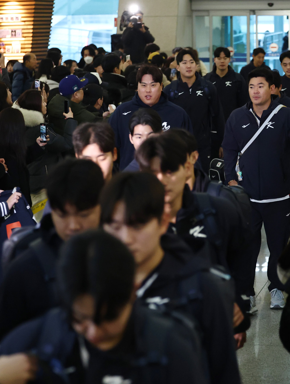 ▲류현진을 비롯한 한국 야구대표팀 선수들이 9일 인천국제공항 1터미널에서 월드베이스볼클래식(WBC) 1차 캠프지인 사이판으로 출국하고 있다. (연합뉴스)