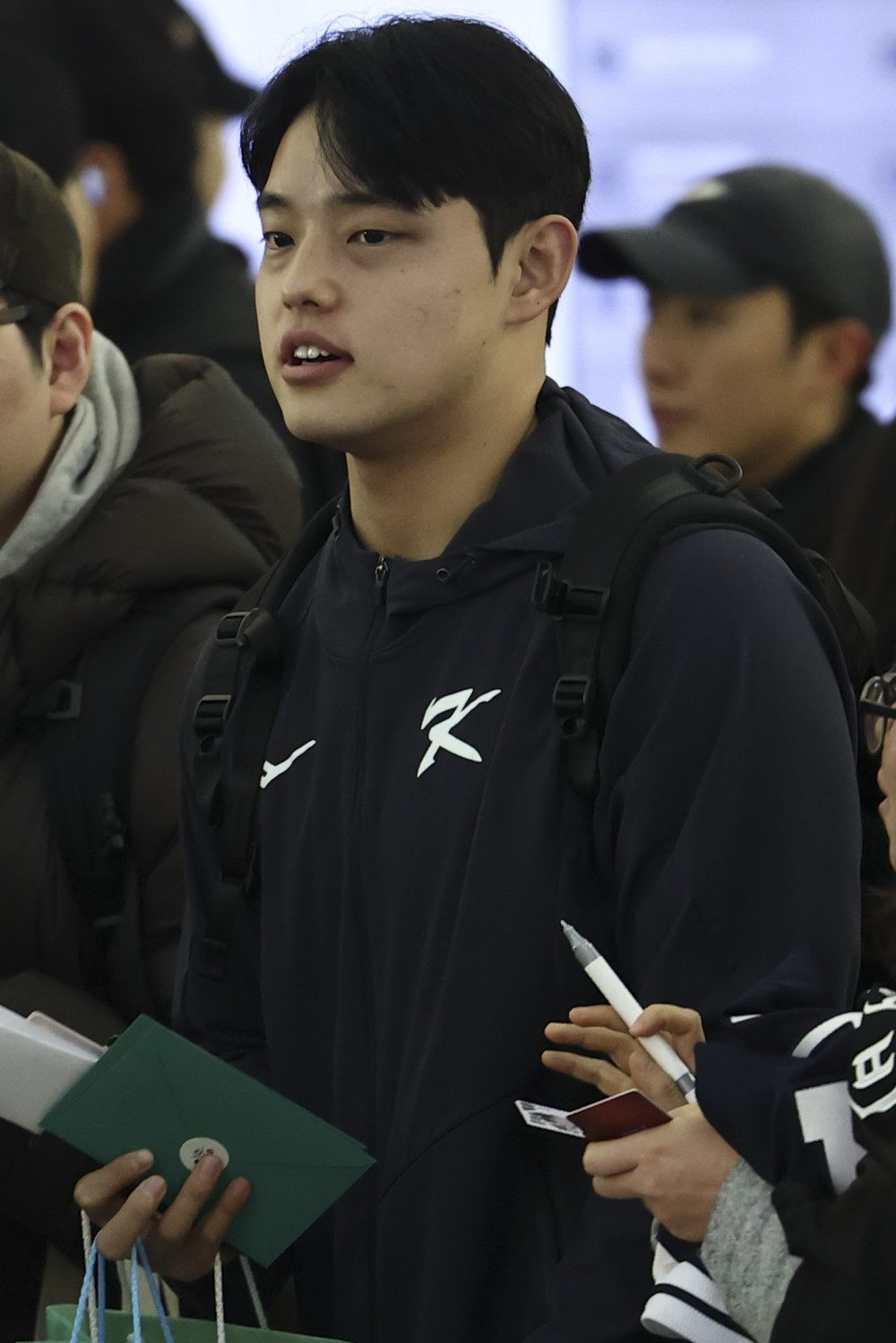 ▲한국 야구대표팀 문동주가 9일 인천국제공항 1터미널에서 월드베이스볼클래식(WBC) 1차 캠프지인 사이판으로 출국하고 있다. (연합뉴스)