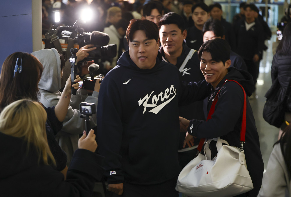 ▲류현진(왼쪽), 김혜성을 비롯한 한국 야구대표팀 선수들이 9일 인천국제공항 1터미널에서 월드베이스볼클래식(WBC) 1차 캠프지인 사이판으로 출국하고 있다. (연합뉴스)