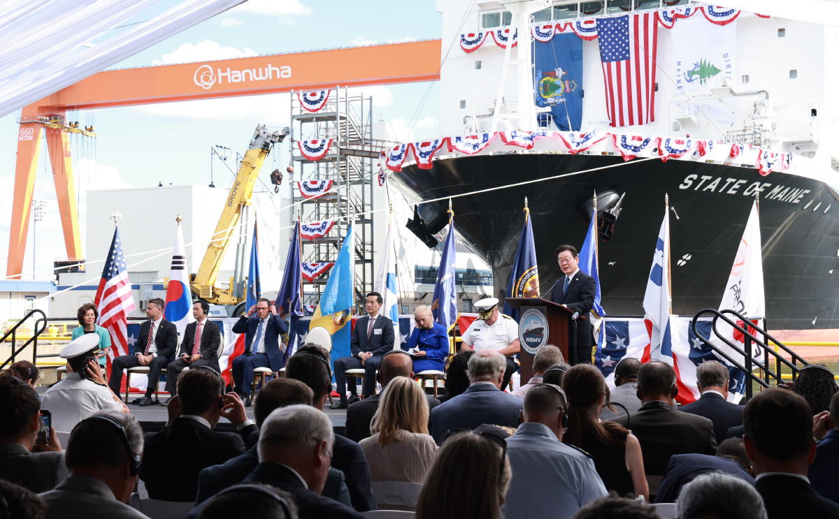 ▲이재명 대통령이 지난해 8월 26일(현지시간) 미국 필라델피아의 한화 필리조선소에서 ‘스테이트 오브 메인’호 명명식 축사를 하고 있다.이 선박은 미국 해양청이 발주한 국가 안보 다목적 선박(NSMV) 5척 중 3호선이다. (연합뉴스)