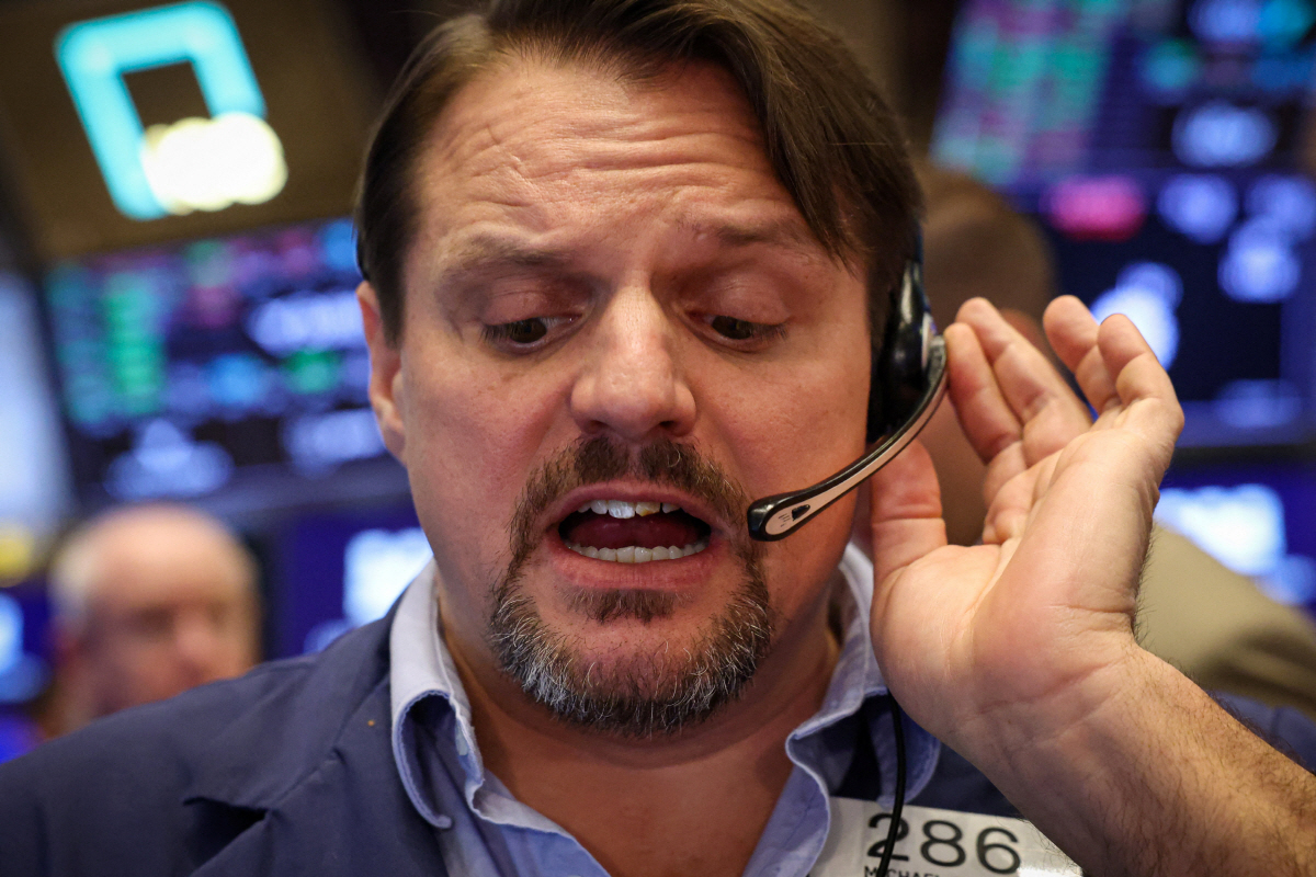 ▲6일(현지시간) 미국 뉴욕증권거래소(NYSE)애서 한 트레이더가 장내 업무를 보고 있다. 뉴욕/로이터연합뉴스