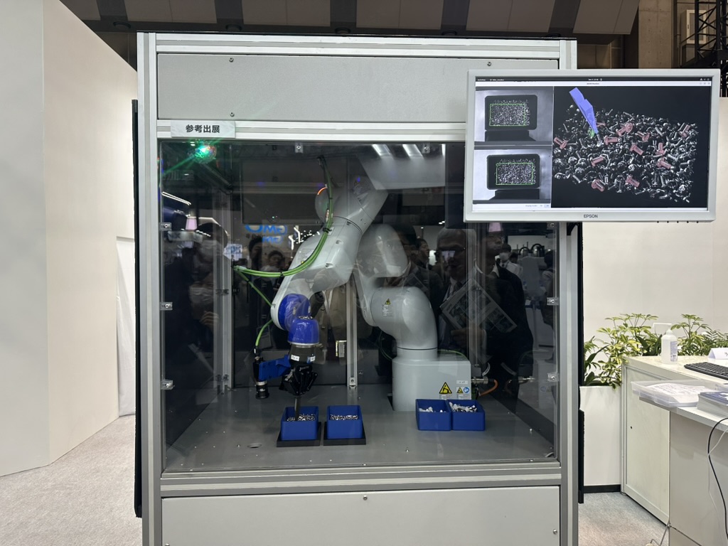 ▲엡손이 지난해 12월 3~6일 일본 도쿄 빅사이트에서 개최되는 국제로봇전시회(iREX2025)에 참가해 ‘AI 비전(PoC)’으로 데모를 보여줬다. 엡손은 고가의 3D 카메라 없이도 두 대의 2D 카메라와 AI 기술을 결합해 입체 인식이 가능한 비전 솔루션을 선보이며, 로봇 자동화 현장의 비용 부담을 낮추는 방향성을 제시했다. (도쿄(일본)=이수진 기자)