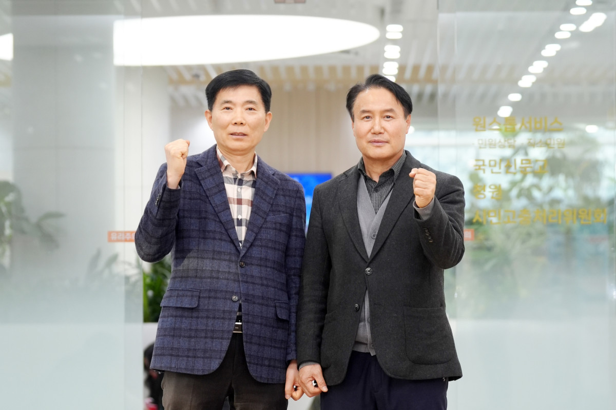 ▲박도신 갈등조정관(왼쪽)과 김원규 특이민원대응전문관이 수원시 새빛민원실 앞에서 함께하고 있다. (수원특례시)