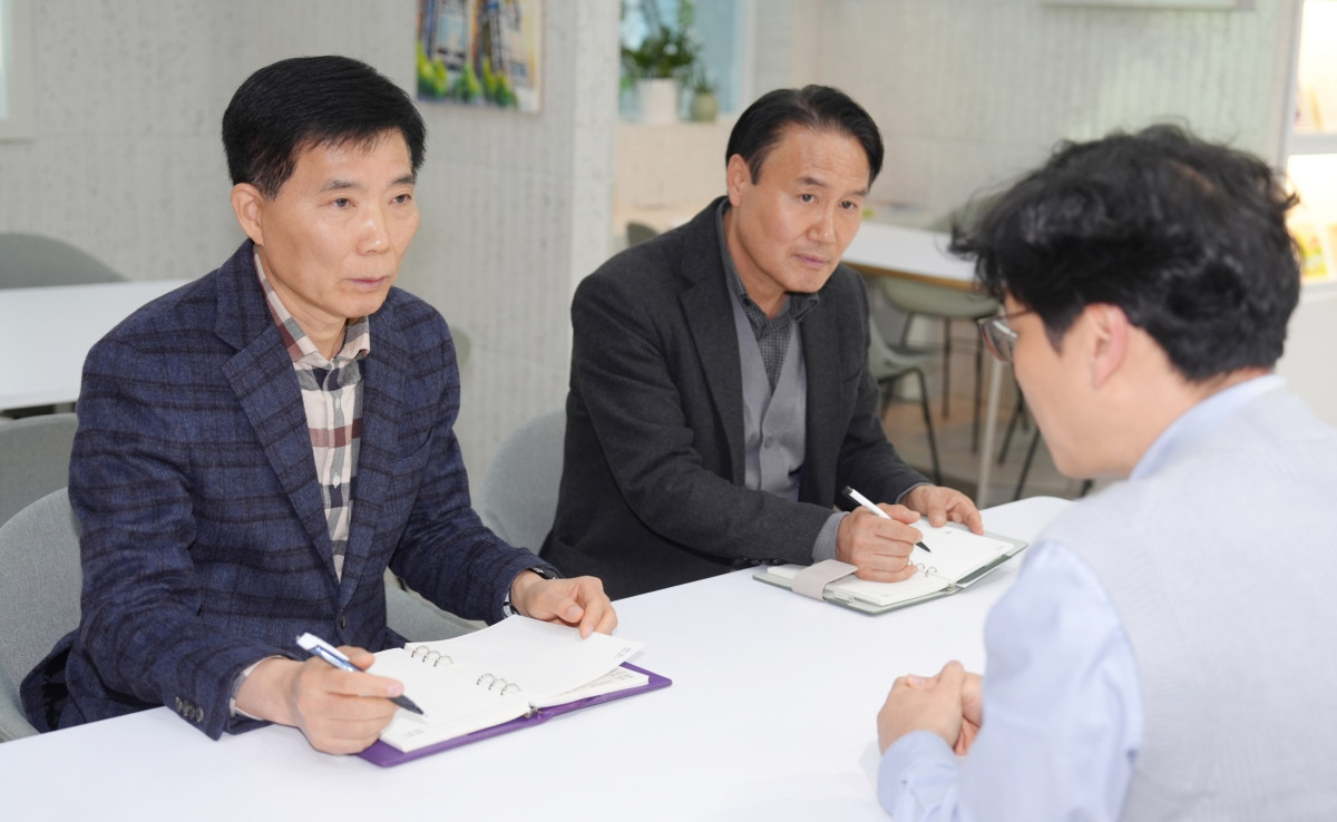 ▲박도신 갈등조정관(왼쪽)과 김원규 전문관이 민원 대응과 관련해 수원시 공무원과 면담하고 있다. (수원특례시)