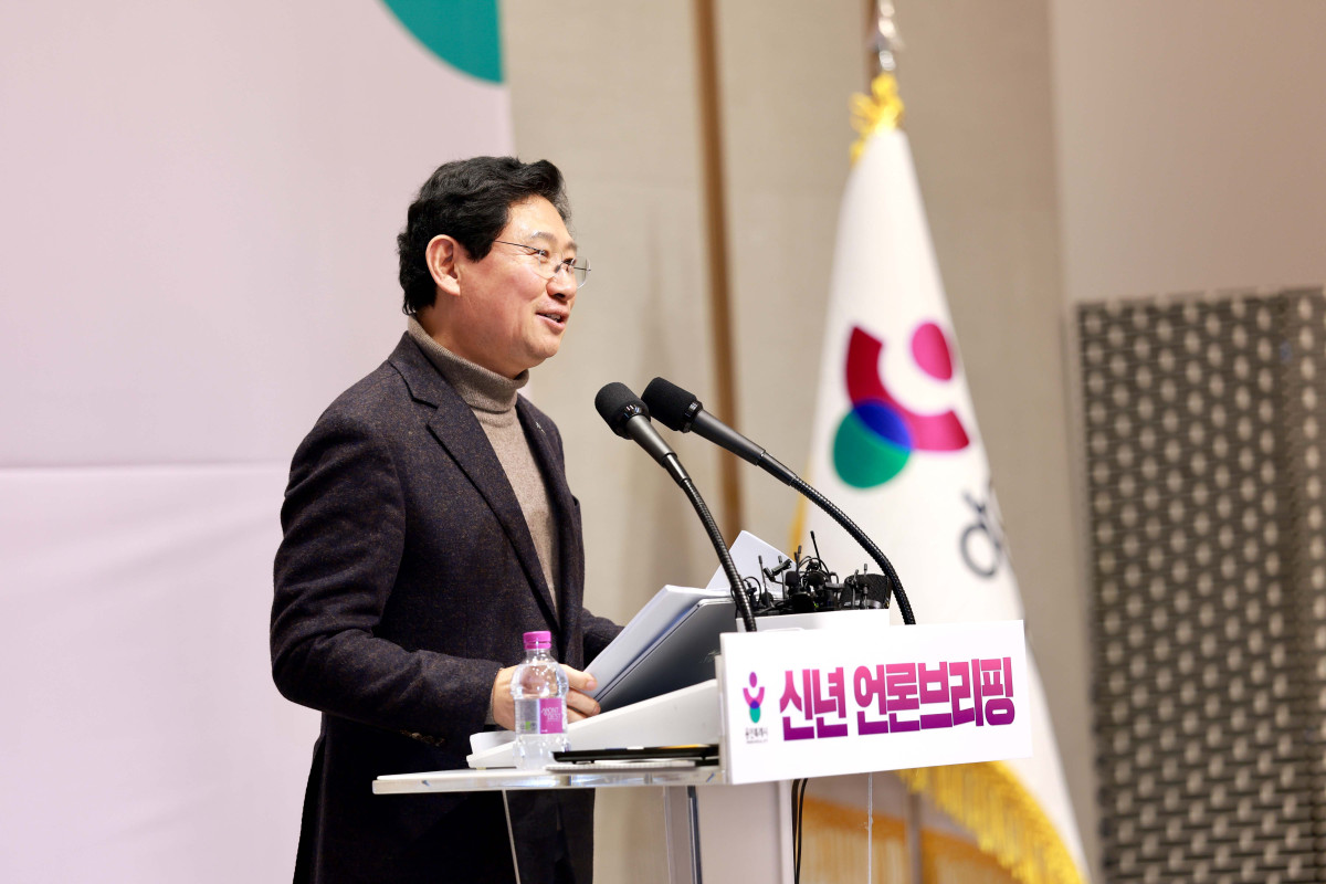 ▲이상일 용인특례시장이 신년 언론브리핑에서 용인 반도체 클러스터의 전력 수요와 산업 생태계를 설명하며 “반도체는 이전 대상이 아닌 국가 전략산업”이라고 강조하고 있다. (용인특례시)