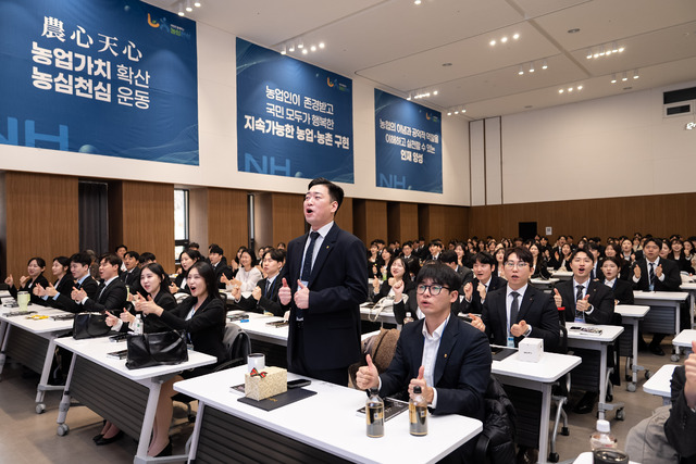 ▲신입행원들이 9일 NH농협은행 청주교육원에서 입문교육을 마무리하고 새로운 출발을 다짐하고 있다. (농협은행)