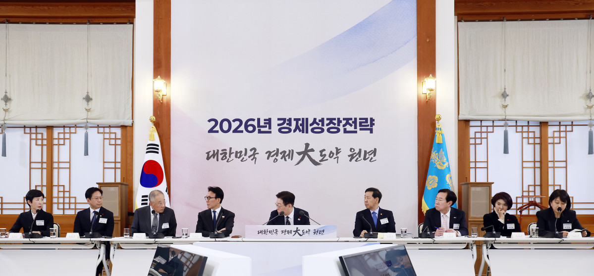 이 대통령 “‘K자형 양극화’ 중대 도전…청년·중소·지방 정책 우선” [2026 성장전략]