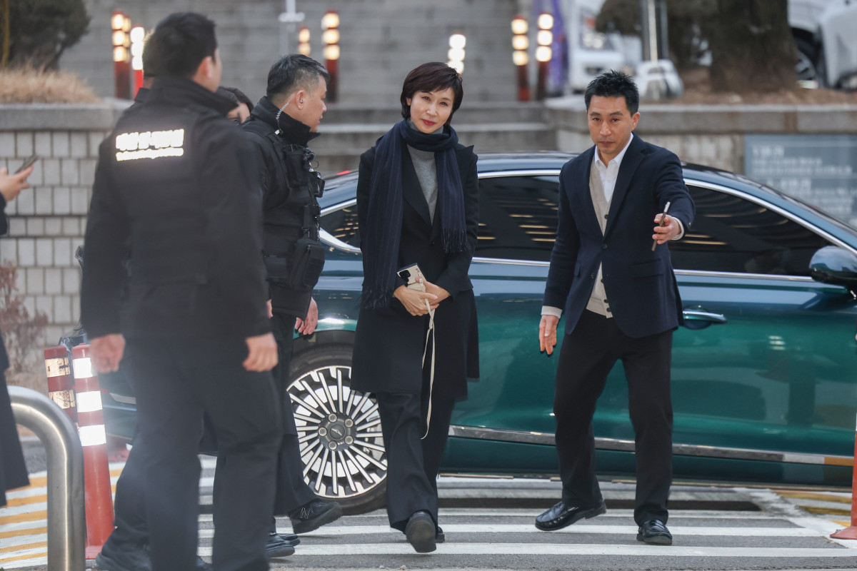 ▲노소영 아트센터 나비 관장이 9일 서울 서초구 서울고등법원에서 열린 최태원 SK그룹 회장과의 재산분할 파기환송심 첫 변론기일에 출석하고 있다.  (연합뉴스)