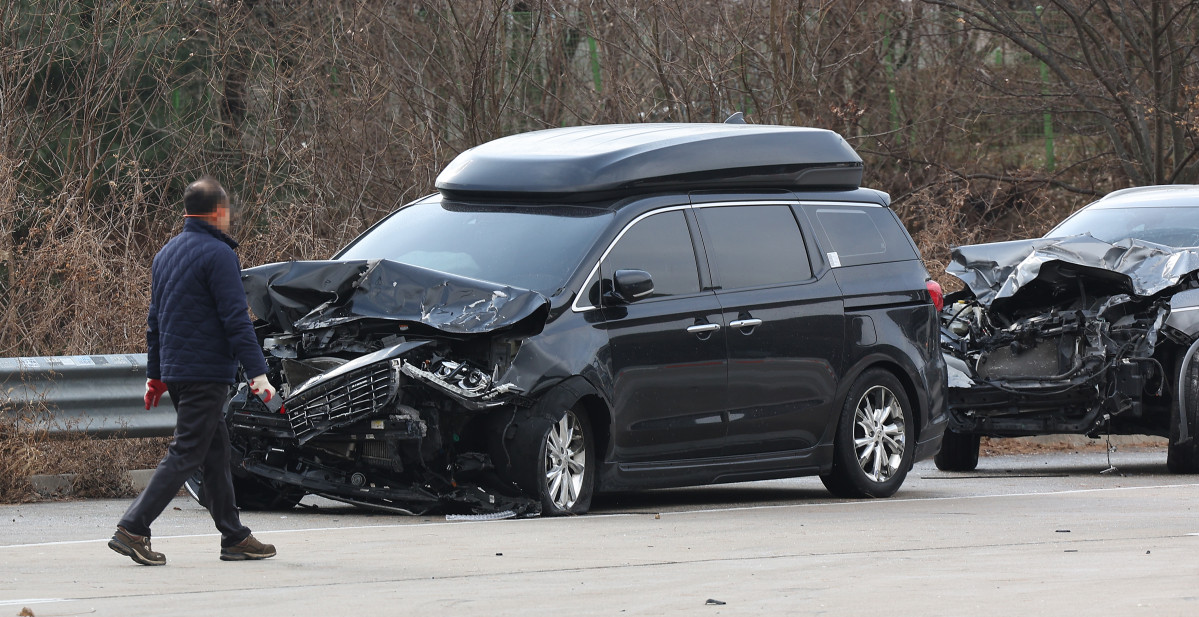▲10일 경북 상주시 서산영덕고속도로에서 발생한 다중 추돌사고로 다수 사상자가 발생한 가운데, 남상주IC에 사고를 당한 차량이 남겨져 있다. 2026.1.10 (연합뉴스)