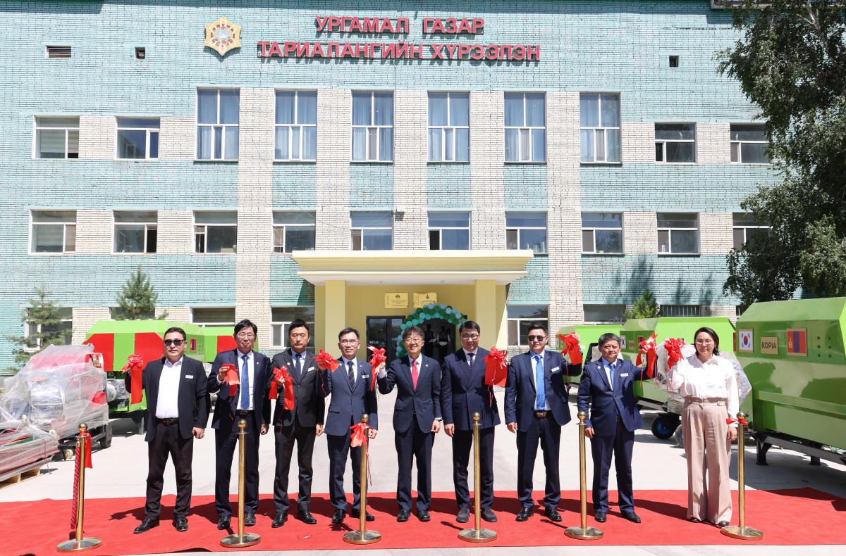 ▲농촌진흥청은 2025년 7월 1일 몽골 다르항 지역 식물농업과학원에서 'KOPIA 몽골 축산 선진화 비전 출범식'을 개최하고 한국형 축산 기술의 현지 확산 및 동물약품 수출 기반을 공식 출범시켰다. 사진은 양국 주요 인사들이 기념촬영 하고 있다. (사진제공=농촌진흥청)