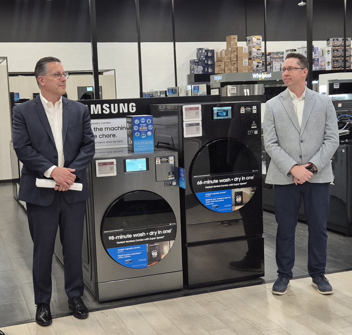 ▲마이클 맥더못 삼성전자 미국법인 CE부문  부사장(왼쪽) 과데이먼 엑스탐 삼성전자 미국법인 CE부문 시니어 매니저(오른쪽) 삼성전자 세탁건조기를 소개하고 있다. (박민웅 기자 pmw7001@)