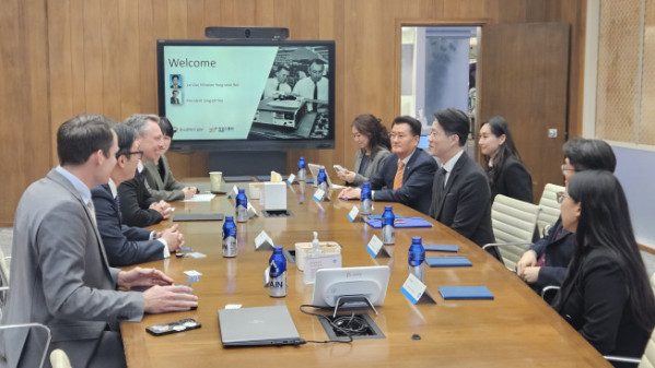 ▲노용석 중소벤처기업부 제1차관이 9일(현지시간) 미국 HP 본사를 방문해 데이빗 맥쿼리(David McQuarrie) 비즈니스 총괄 책임자(CCO)를 만나 스타트업 분야 협력 강화 방안을 논의하고 있다. (사진제공=중소벤처기업부)