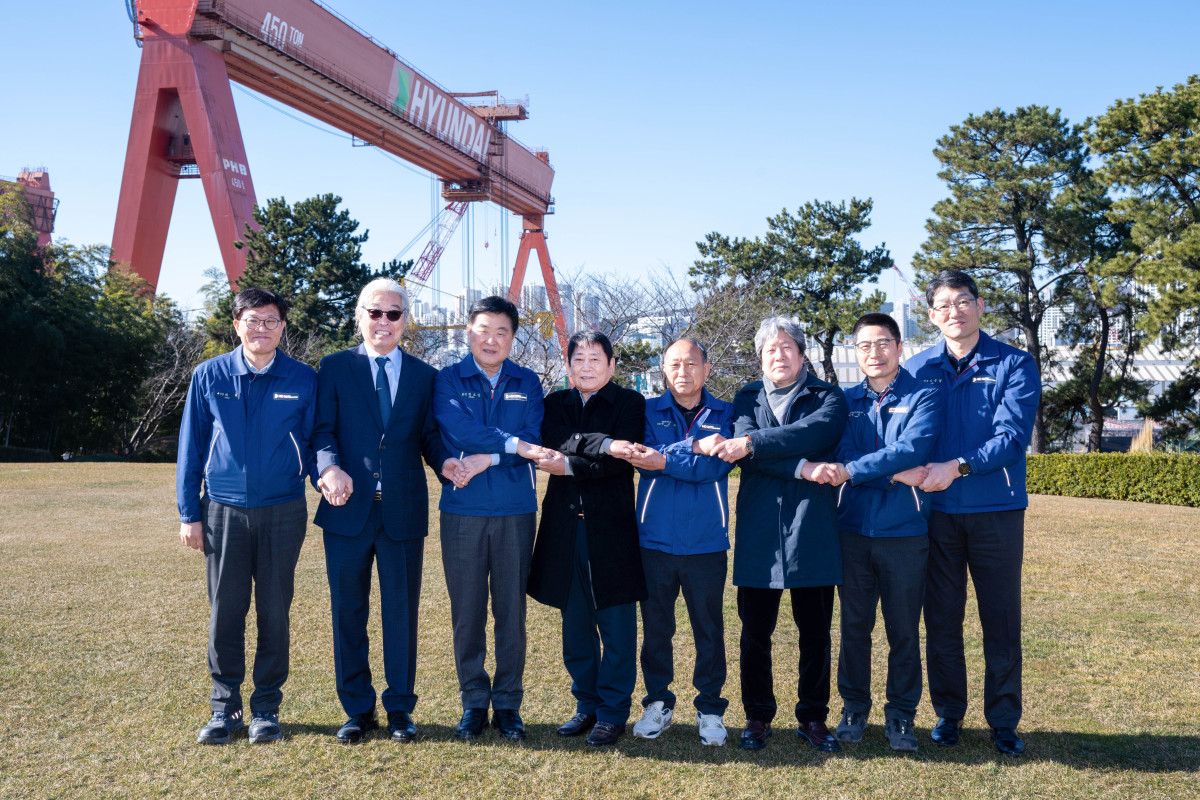 ▲HD현대 권오갑 명예회장이 울산 HD현대중공업 영빈관에서 전임 노조 지부장들과 상생 오찬을 가졌다(사진 왼쪽 두 번째부터 정병모 20대 노조 지부장, 권오갑 명예회장, 백형록 21대 노조 지부장, 박근태 22대 노조 지부장, 조경근 23대 노조 지부장, 정병천 24대 노조 지부장) (사진제공=HD현대)