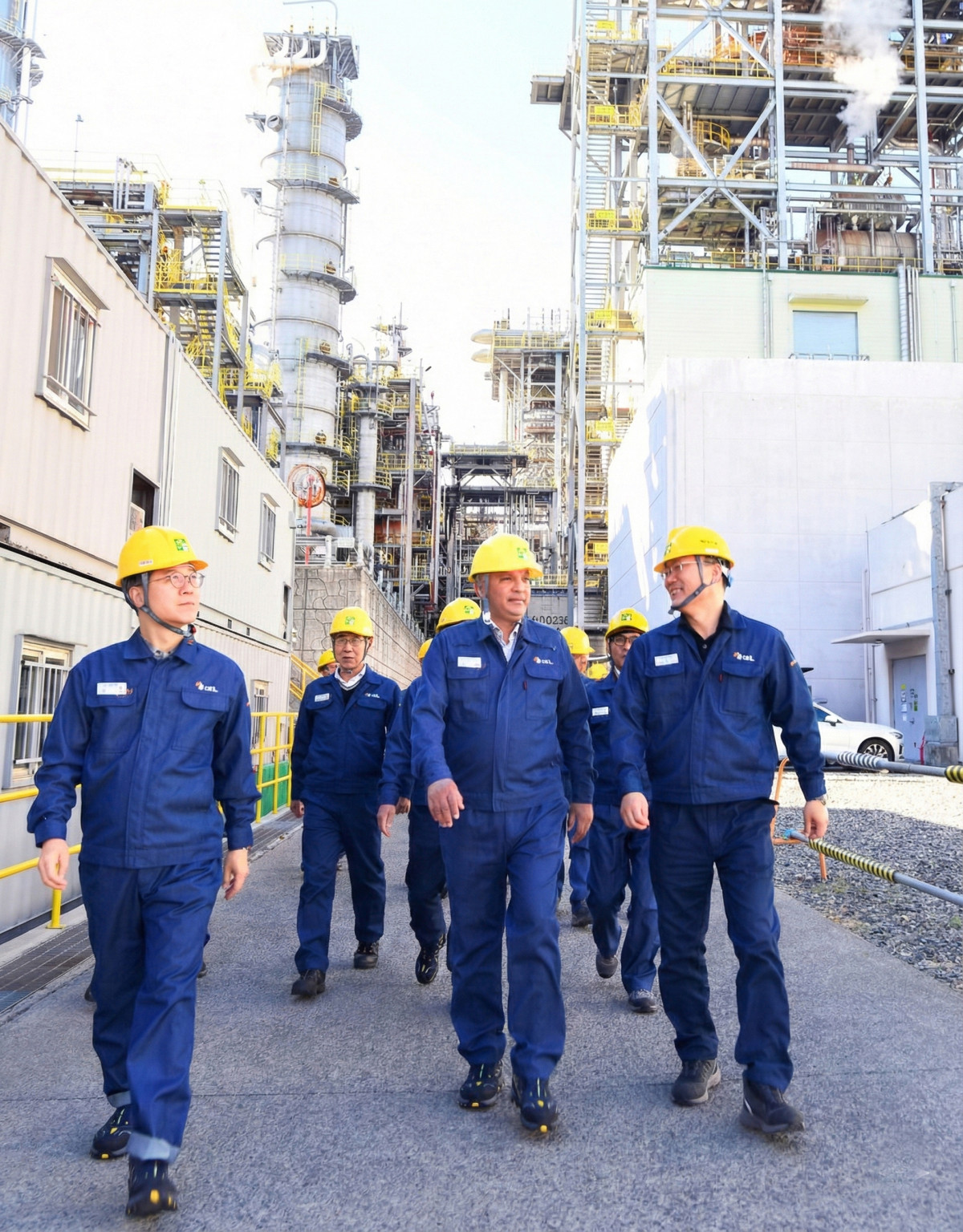 ▲S-OIL 안와르 알 히즈아지 CEO가 온산 공장을 방문하여 현장을 둘러보고 있다.  (사진제공=에쓰오일)