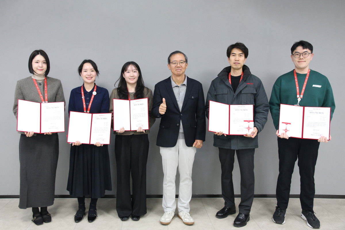 ▲9일 오후 이스타항공 마곡 본사 대회의실에서 열린 ‘2025년 안전 포상 시상식’에서 조중석 대표이사(왼쪽 네 번째)와 포상 수여자들이 기념 촬영을 하고 있다. (사진=이스타항공)