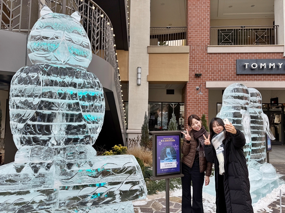 ▲신세계사이먼 파주 프리미엄 아울렛에 전시된 얼음조각 작품을 배경으로 기념 사진을 촬영 중인 고객들 (사진제공-신세계사이먼)