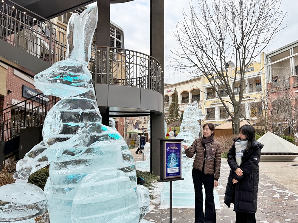 ▲신세계사이먼 파주 프리미엄 아울렛에 전시된 '토끼' 얼음조각 작품을 감상하는 고객들 (사진제공=신세계사이먼)