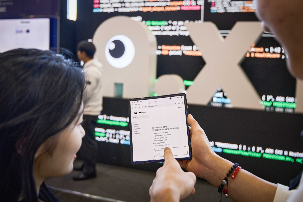 ▲지난해 12월 30 코엑스에 마련된 SK텔레콤 정예팀 체험공간을 찾은 방문자가 A.X K1 모델을 사용하는 모습. (사진제공=SKT)