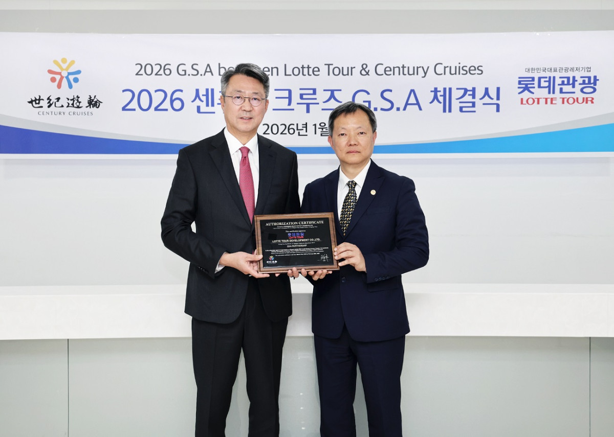 ▲백현(왼쪽) 롯데관광개발 대표(왼쪽)와 리차드 센츄리 크루즈 가 국내 단독 총판(GSA) 계약 체결 후 기념 사진을 찍고 있다. (사진제공=롯데관광개발)