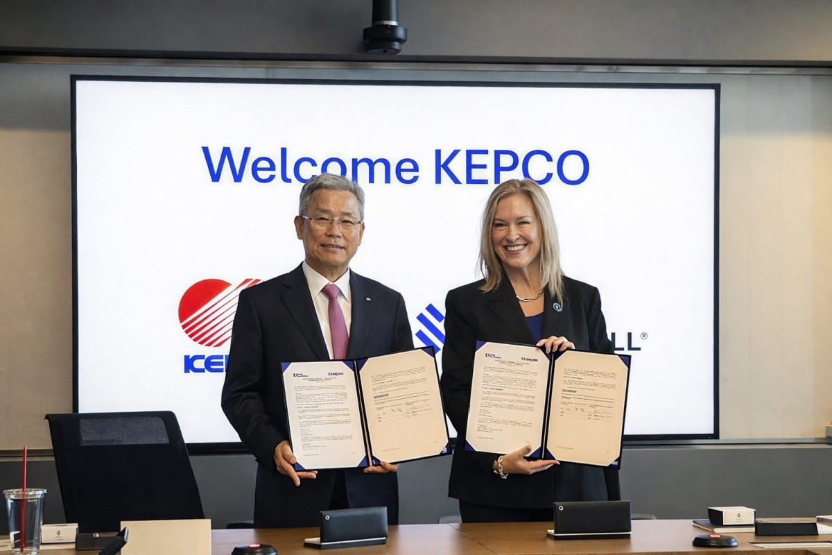 ▲한국전력은 9일(금) 미주리주 캔자스시티에 위치한 번스앤맥도널 본사에서 미국 전력분야 엔지니어링·건설사인 번스앤맥도널과 765kV 송전망 기술컨설팅 계약(MSA)을 체결했다. 사진 왼쪽부터 한국전력 김동철 사장, 번스앤맥도널 레슬리 듀크 대표. (사진제공=한국전력)