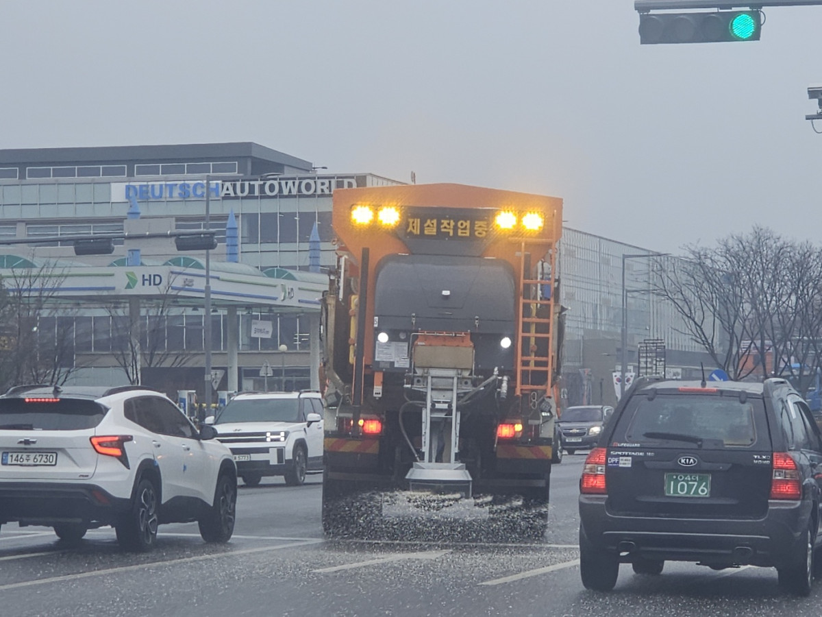 ▲수원시가 눈과 강풍에 대비해 제설차를 투입, 주요 도로에 제설제를 선제적으로 살포하며 블랙아이스 발생 가능성을 사전에 차단하고 있다. (수원특례시)