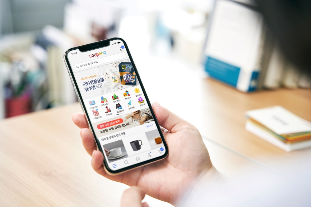 ▲쿠팡 애플리케이션(앱)을 사용 중인 고객 (사진제공=쿠팡)
