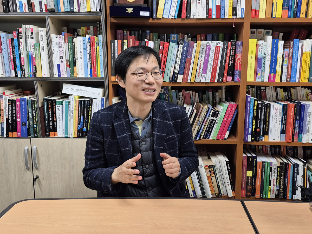 ▲8일 김종락 서강대 수학과 교수가 서강대 교수 연구실에서 이투데이와 인터뷰하고 있다. 김연진 기자 yeonjin@