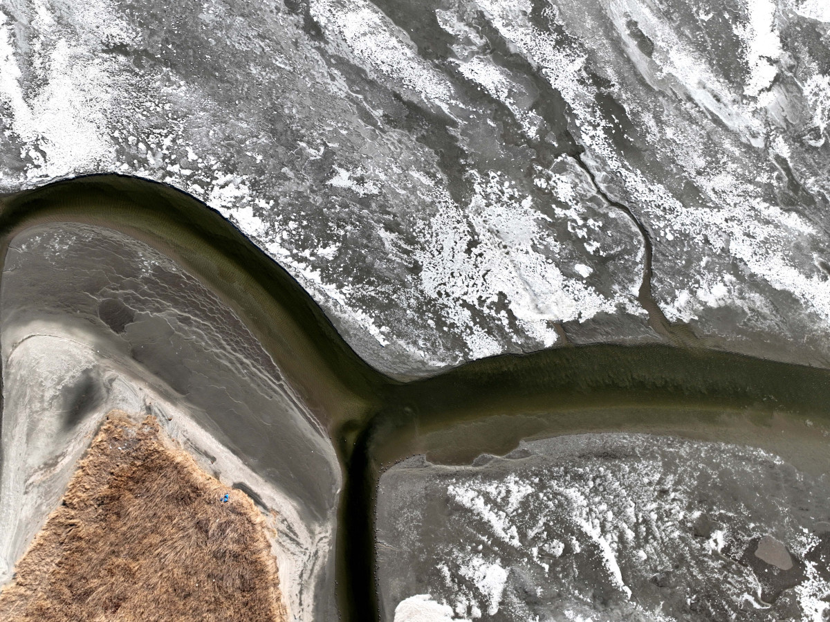 ▲전국 곳곳에 한파특보가 발효된 11일 경기 고양시 일산대교 북단 인근의 한강이 얼어붙어 있다. 기상청은 12일에도 영하 10도 안팎의 강추위가 기승을 부릴 것으로 전망했다. 신태현 기자 holjjak@