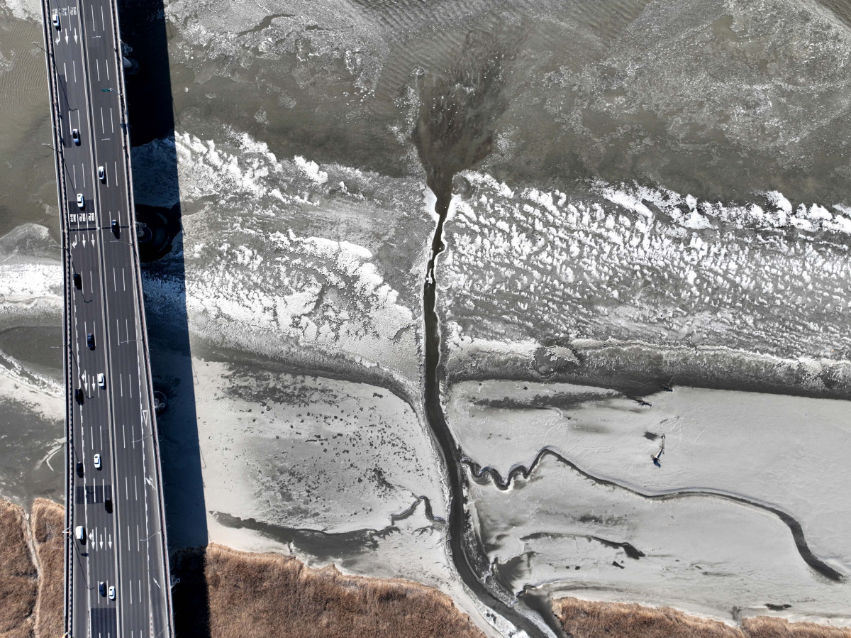 ▲전국 곳곳에 한파특보가 발효된 11일 경기 고양시 일산대교 북단 인근의 한강이 얼어붙어 있다. 기상청은 12일에도 영하 10도 안팎의 강추위가 기승을 부릴 것으로 전망했다. 신태현 기자 holjjak@