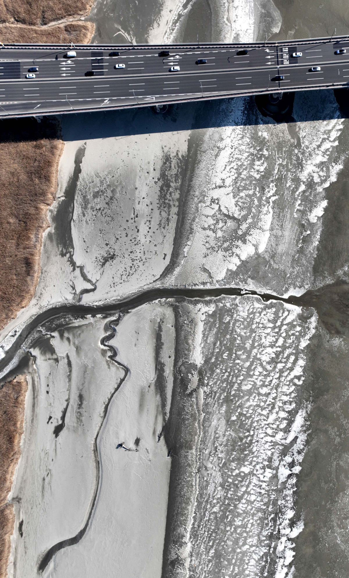 ▲전국 곳곳에 한파특보가 발효된 11일 경기 고양시 일산대교 북단 인근의 한강이 얼어붙어 있다. 기상청은 12일에도 영하 10도 안팎의 강추위가 기승을 부릴 것으로 전망했다. 신태현 기자 holjjak@