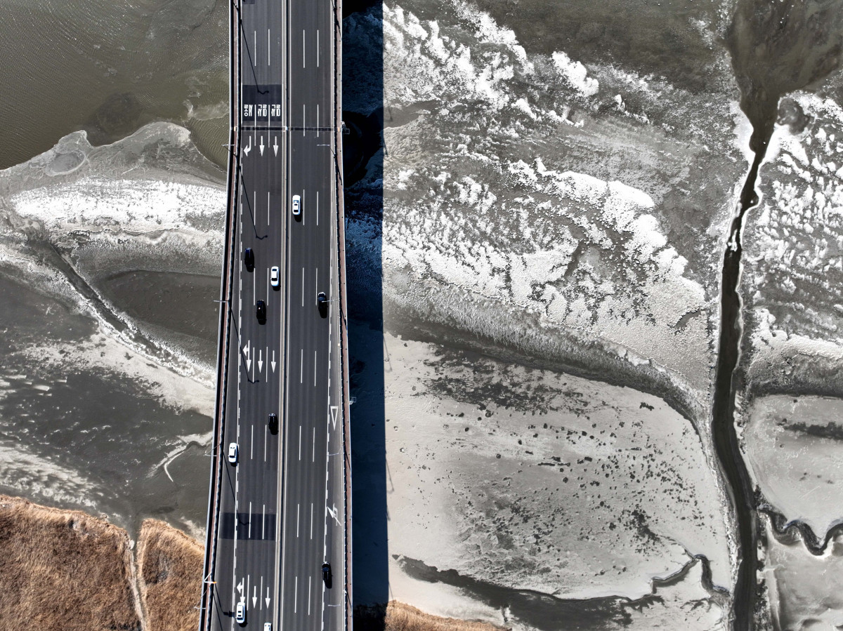 ▲전국 곳곳에 한파특보가 발효된 11일 경기 고양시 일산대교 북단 인근의 한강이 얼어붙어 있다. 기상청은 12일에도 영하 10도 안팎의 강추위가 기승을 부릴 것으로 전망했다. 신태현 기자 holjjak@