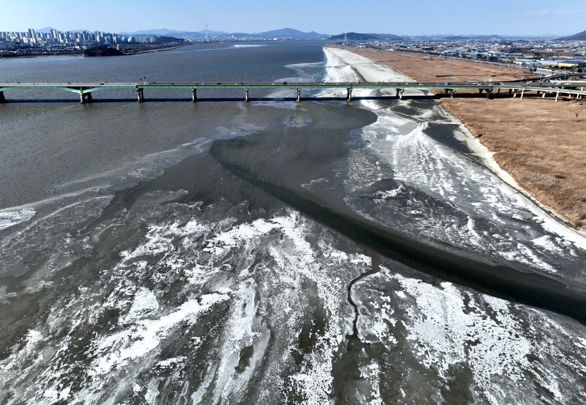 ▲전국 곳곳에 한파특보가 발효된 11일 경기 고양시 일산대교 북단 인근의 한강이 얼어붙어 있다. 기상청은 12일에도 영하 10도 안팎의 강추위가 기승을 부릴 것으로 전망했다. 신태현 기자 holjjak@