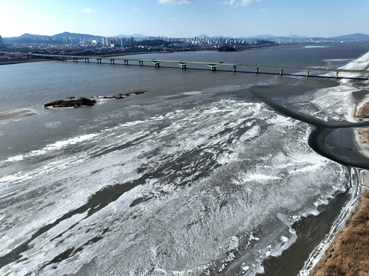 ▲전국 곳곳에 한파특보가 발효된 11일 경기 고양시 일산대교 북단 인근의 한강이 얼어붙어 있다. 기상청은 12일에도 영하 10도 안팎의 강추위가 기승을 부릴 것으로 전망했다. 신태현 기자 holjjak@