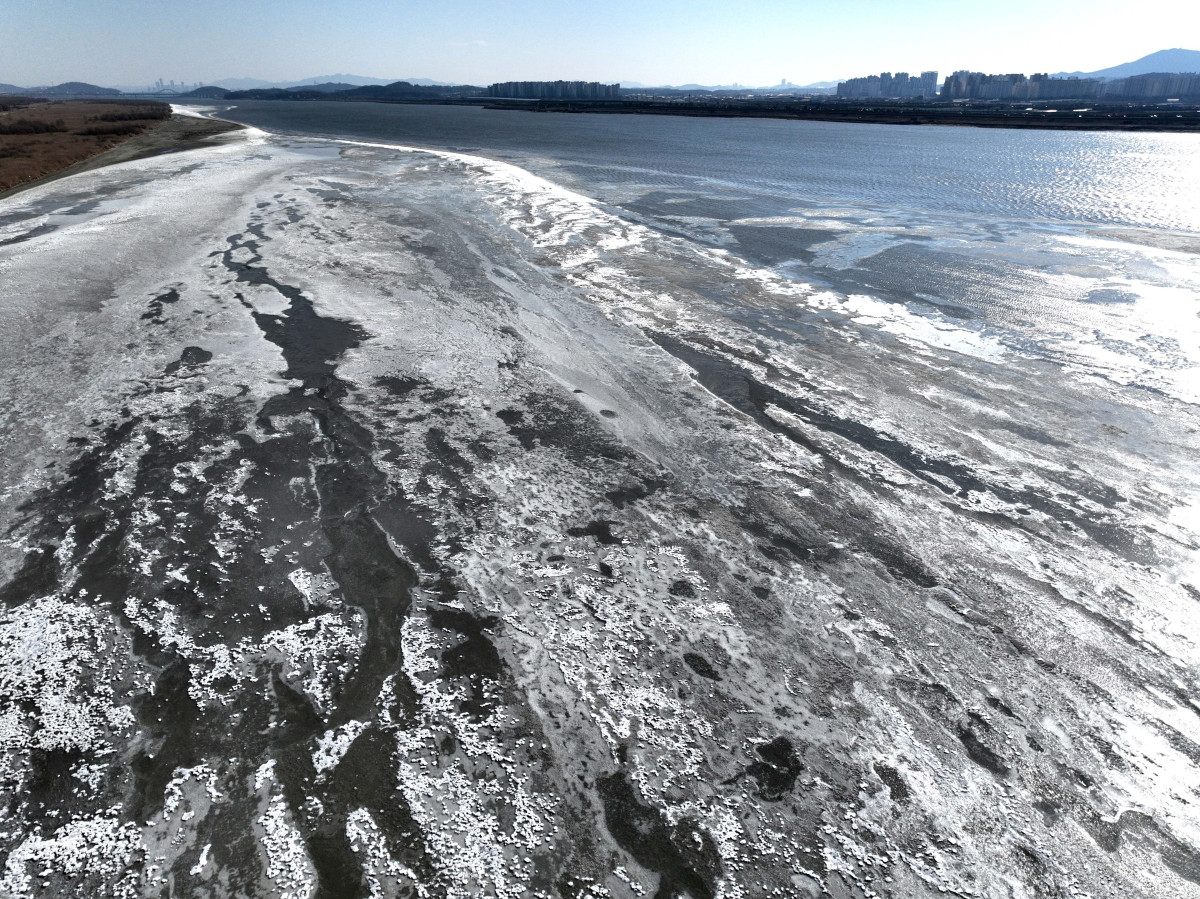 ▲전국 곳곳에 한파특보가 발효된 11일 경기 고양시 일산대교 북단 인근의 한강이 얼어붙어 있다. 기상청은 12일에도 영하 10도 안팎의 강추위가 기승을 부릴 것으로 전망했다. 신태현 기자 holjjak@