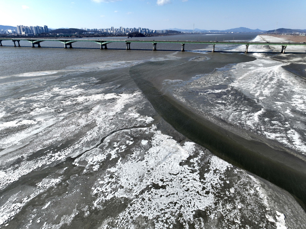 ▲전국 곳곳에 한파특보가 발효된 11일 경기 고양시 일산대교 북단 인근의 한강이 얼어붙어 있다. 기상청은 12일에도 영하 10도 안팎의 강추위가 기승을 부릴 것으로 전망했다. 신태현 기자 holjjak@