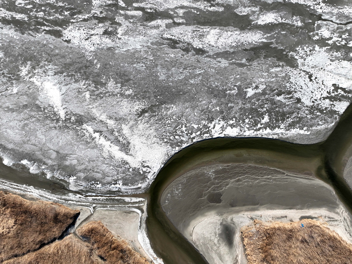 ▲전국 곳곳에 한파특보가 발효된 11일 경기 고양시 일산대교 북단 인근의 한강이 얼어붙어 있다. 기상청은 12일에도 영하 10도 안팎의 강추위가 기승을 부릴 것으로 전망했다. 신태현 기자 holjjak@