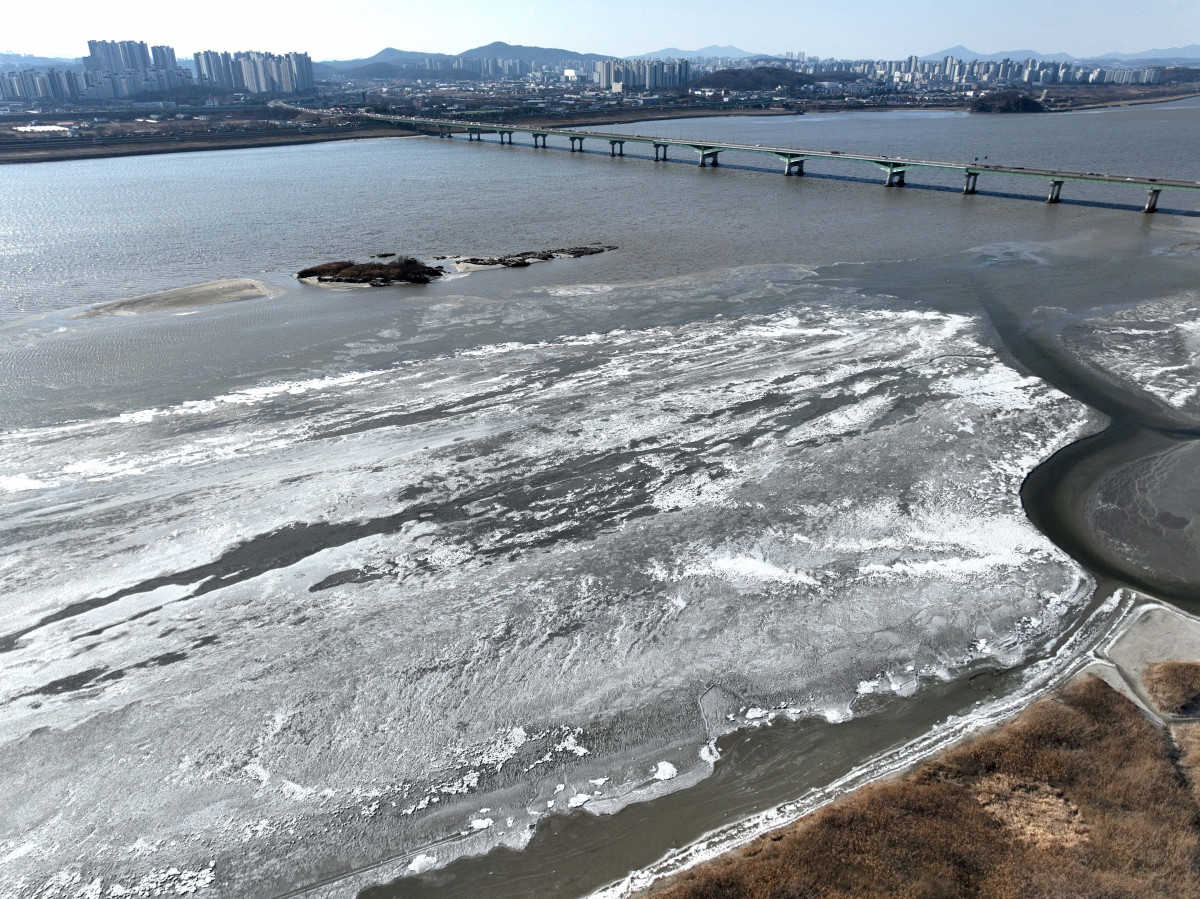 ▲전국 곳곳에 한파특보가 발효된 11일 경기 고양시 일산대교 북단 인근의 한강이 얼어붙어 있다. 기상청은 12일에도 영하 10도 안팎의 강추위가 기승을 부릴 것으로 전망했다. 신태현 기자 holjjak@