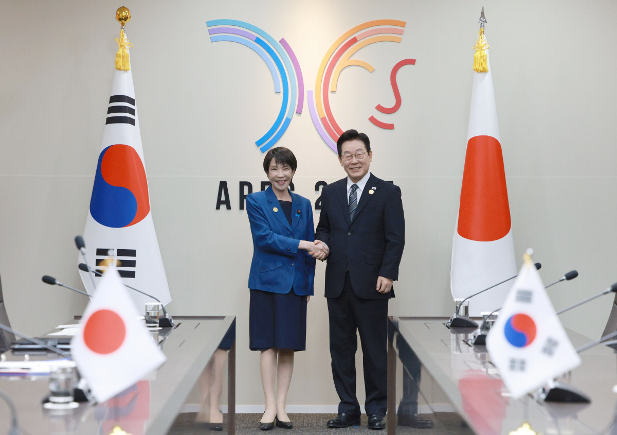 ▲이재명 대통령과 다카이치 사나에 일본 총리가 지난해 10월 30일 경북 경주 아시아태평양경제협력체(APEC) 정상회의장에서 한일 정상회담 기념촬영을 하고 있다. (경주(한국)/뉴시스)