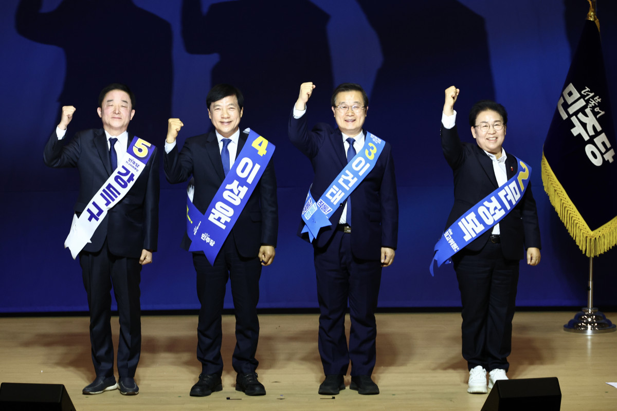 ▲11일 오후 서울 여의도 국회 의원회관에서 열린 더불어민주당 최고위원 보궐선거 후보자 합동연설회에서 후보자들이 기념촬영하고 있다. 왼쪽부터 강득구, 이성윤, 이건태, 문정복 의원. (사진=뉴시스)