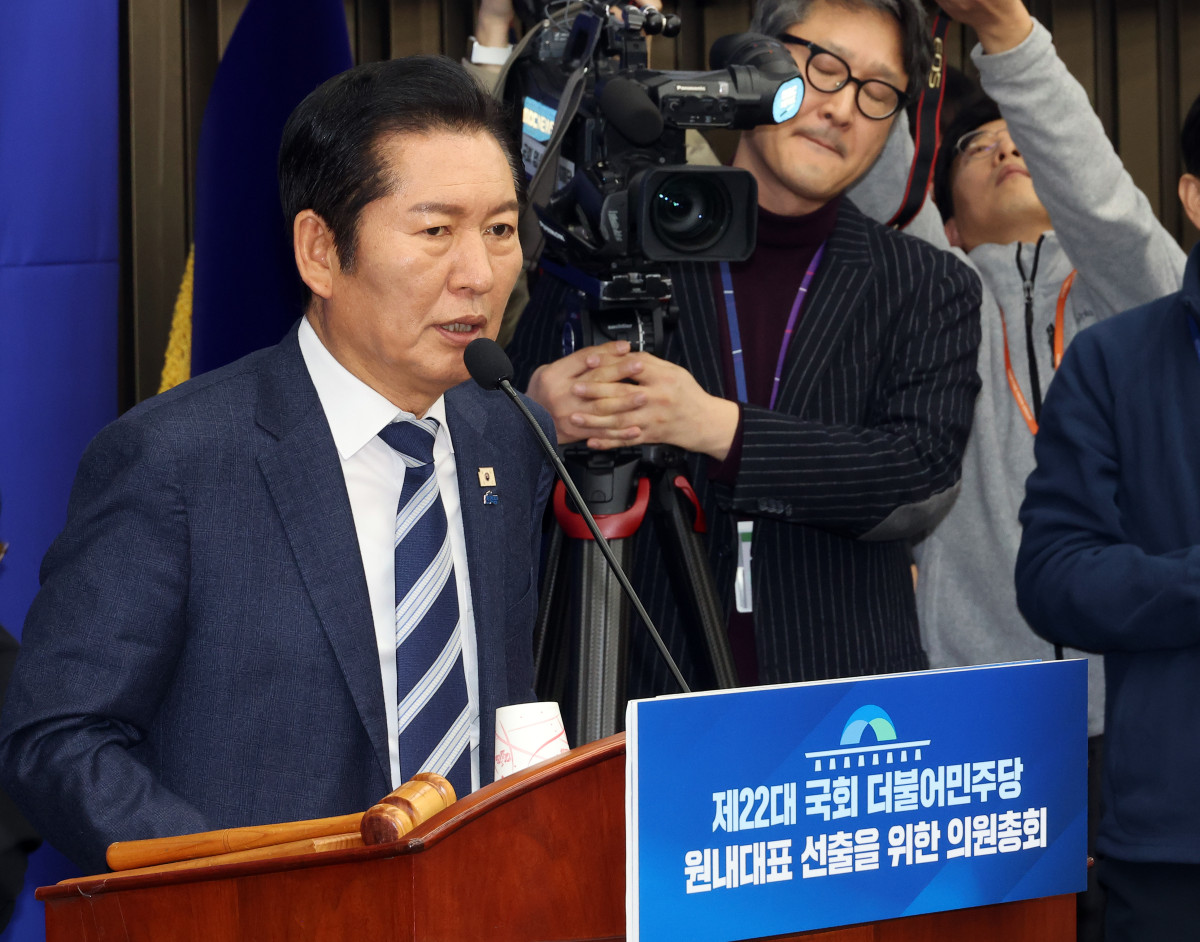 ▲더불어민주당 정청래 대표가 11일 국회에서 열린 더불어민주당 원내대표 선출을 위한 의원총회에서 발언하고 있다. (연합뉴스)