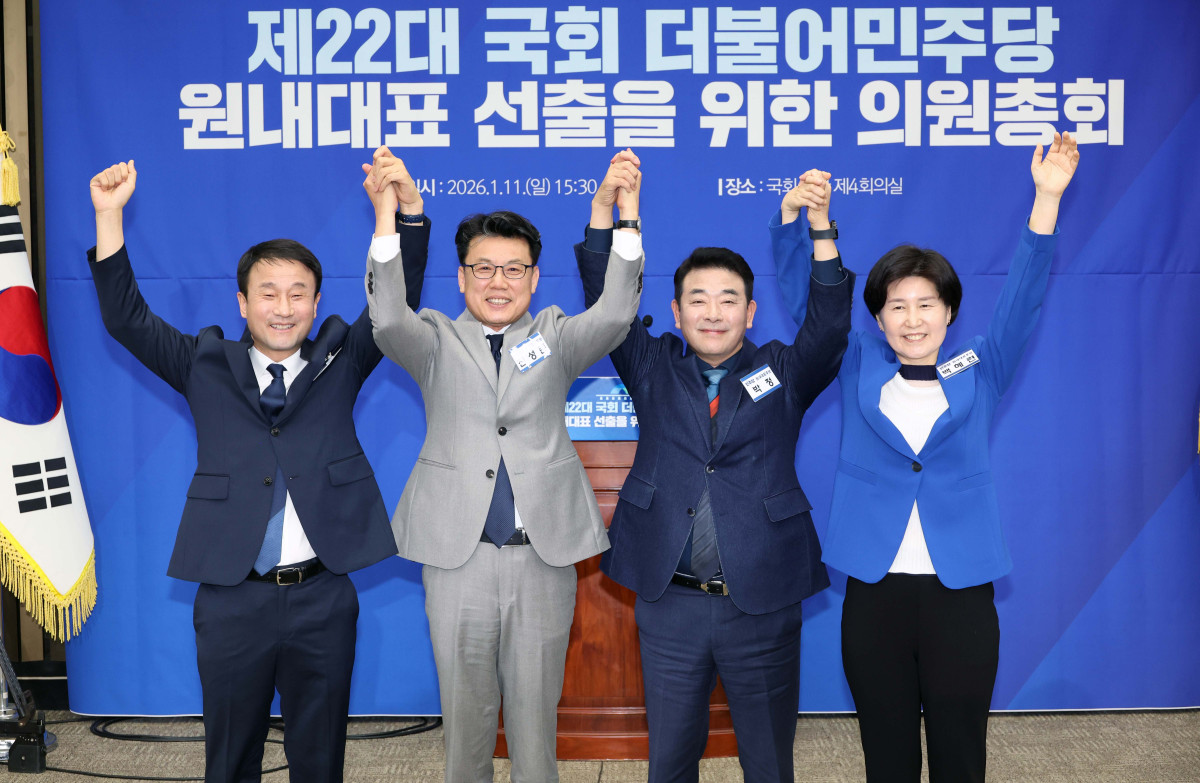 ▲11일 서울 여의도 국회에서 열린 ‘제22대 국회 더불어민주당 원내대표 선출을 위한 의원총회’에서 한병도(왼쪽부터), 진성준, 박정, 백혜련 후보자가 기념촬영을 하고 있다. 신태현 기자 holjjak@