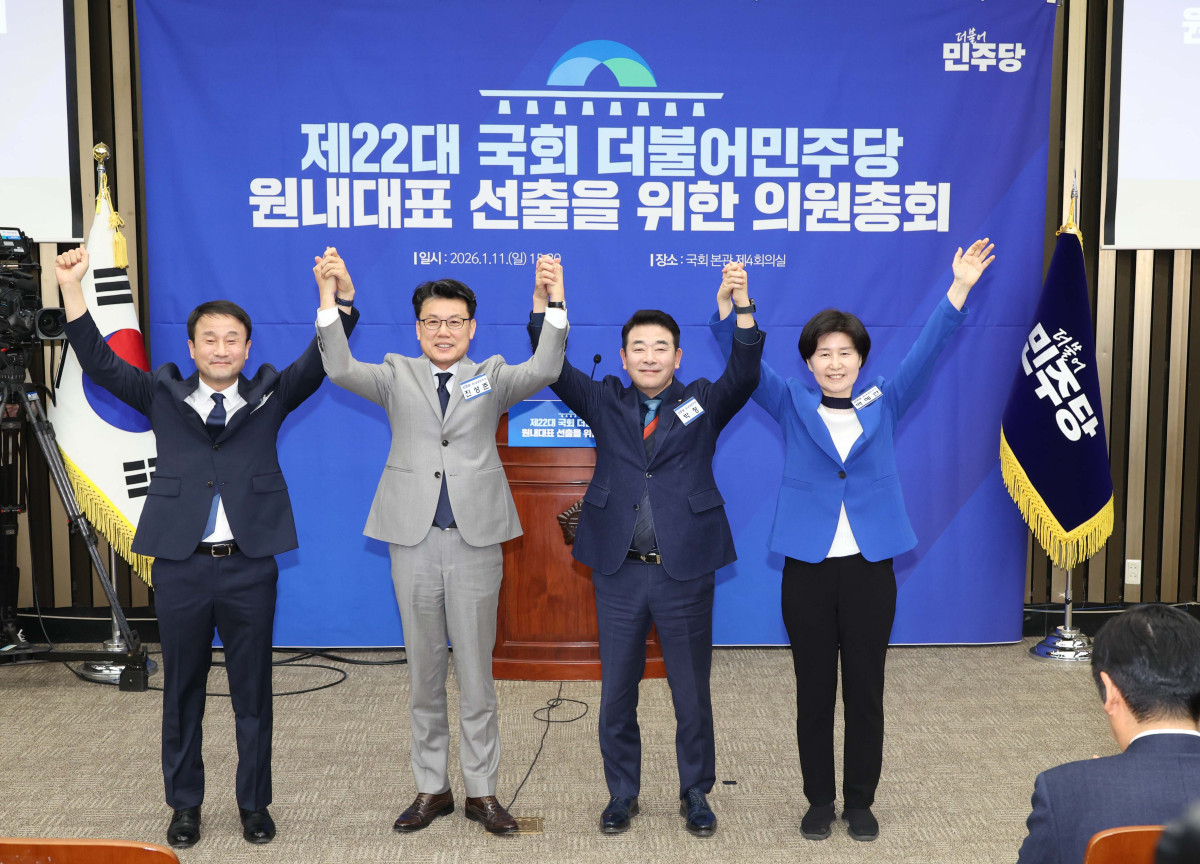 ▲11일 서울 여의도 국회에서 열린 ‘제22대 국회 더불어민주당 원내대표 선출을 위한 의원총회’에서 한병도(왼쪽부터), 진성준, 박정, 백혜련 후보자가 기념촬영을 하고 있다. 신태현 기자 holjjak@