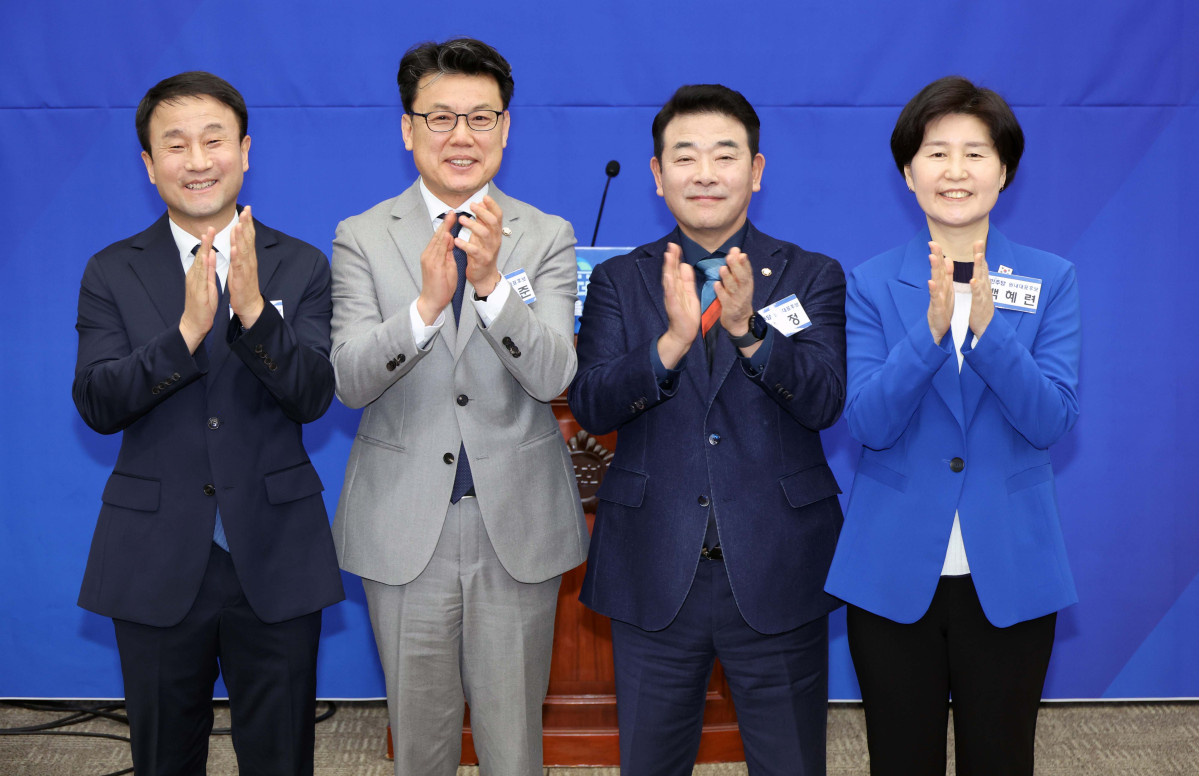 ▲11일 서울 여의도 국회에서 열린 ‘제22대 국회 더불어민주당 원내대표 선출을 위한 의원총회’에서 한병도(왼쪽부터), 진성준, 박정, 백혜련 후보자가 기념촬영을 하고 있다. 신태현 기자 holjjak@