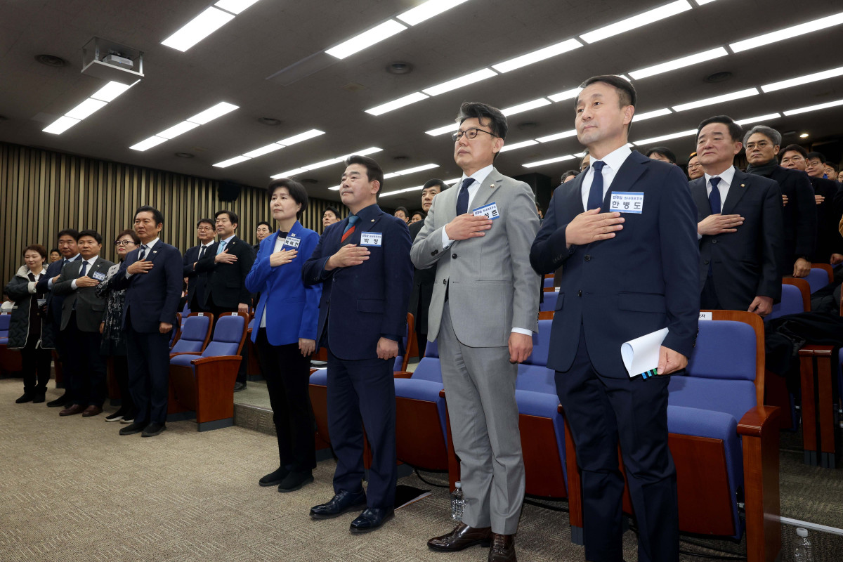 ▲11일 서울 여의도 국회에서 열린 ‘제22대 국회 더불어민주당 원내대표 선출을 위한 의원총회’에서 백혜련(왼쪽부터), 박정, 진성준, 한병도 후보자가 국민의례를 하고 있다. 신태현 기자 holjjak@