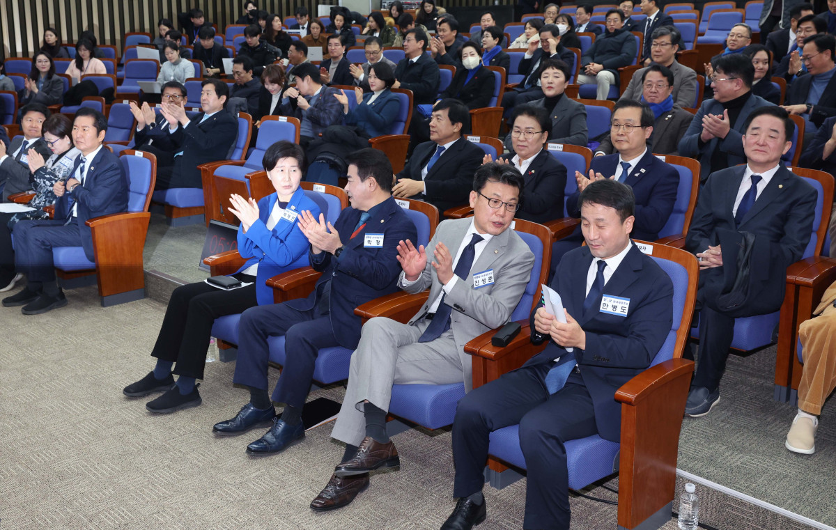 ▲11일 서울 여의도 국회에서 열린 ‘제22대 국회 더불어민주당 원내대표 선출을 위한 의원총회’에서 백혜련(왼쪽부터), 박정, 진성준, 한병도 후보자가 대화하고 있다. 신태현 기자 holjjak@