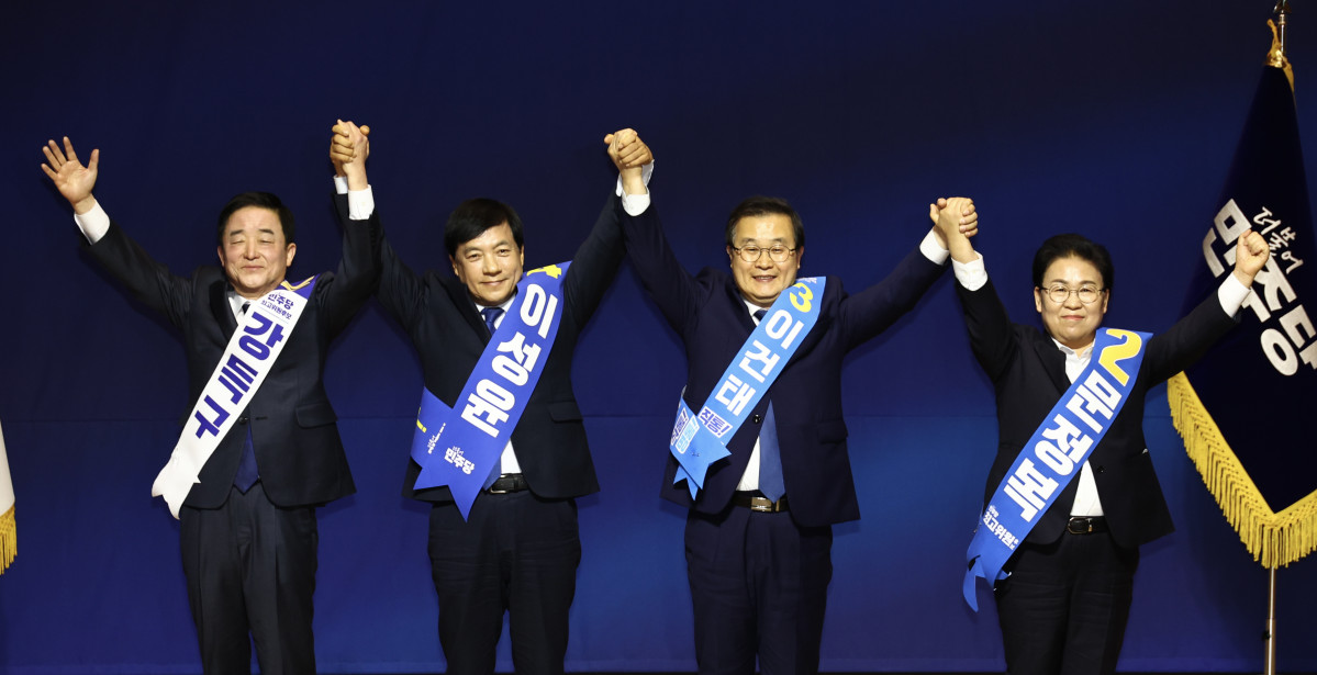 ▲11일 오후 서울 여의도 국회 의원회관에서 열린 더불어민주당 최고위원 보궐선거 후보자 합동연설회에서 후보자들이 기념촬영하고 있다. 왼쪽부터 강득구, 이성윤, 이건태, 문정복 의원. (사진=뉴시스)