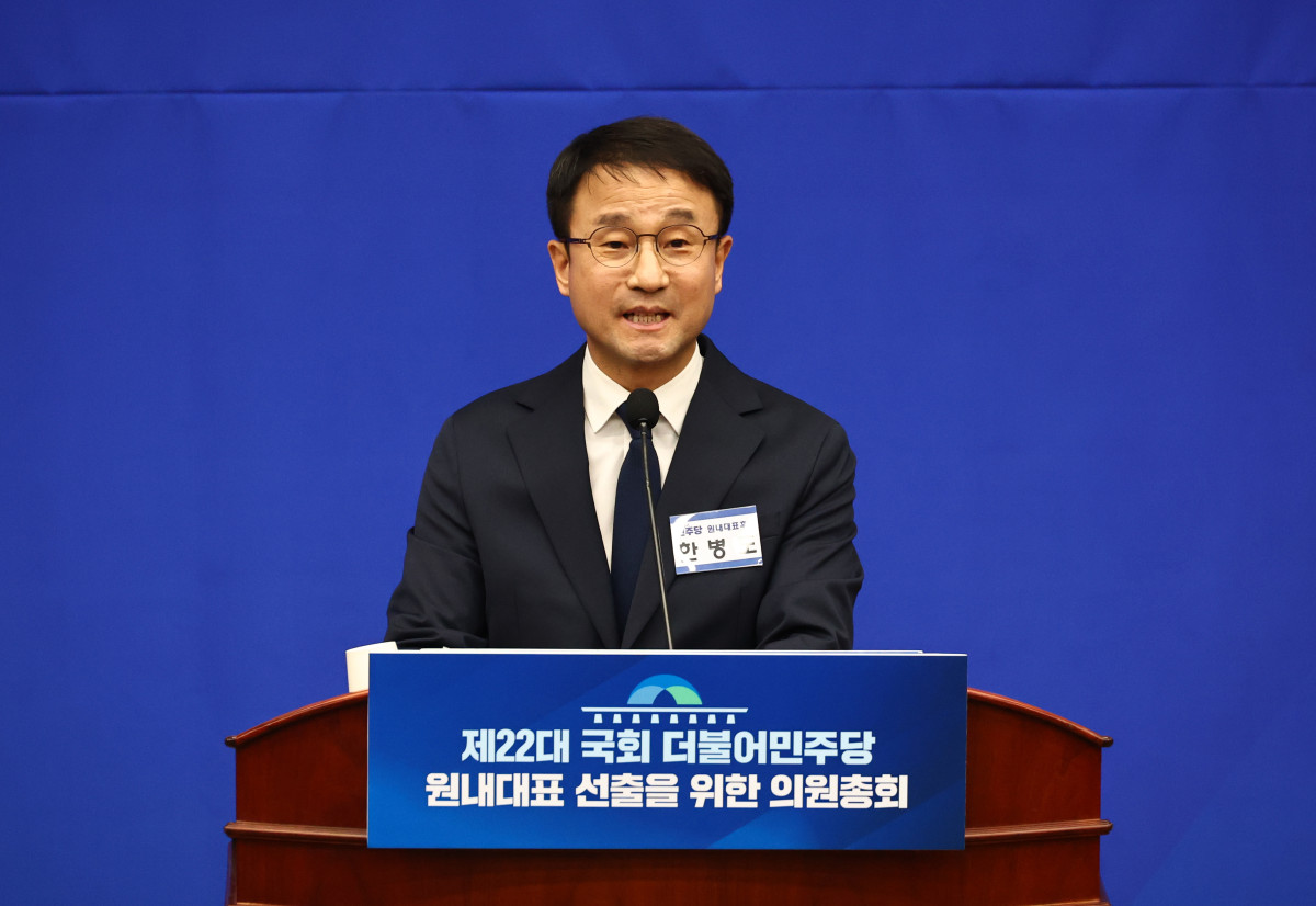 ▲한병도 더불어민주당 원내대표 후보자가 11일 오후 서울 여의도 국회에서 열린 원내대표 선출을 위한 의원총회에서 결선투표 전 정견발표하고 있다. (사진=뉴시스)