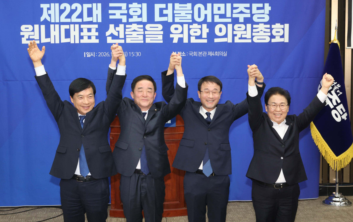 ▲한병도 더불어민주당 신임 원내대표와 최고위원들이 11일 서울 여의도 국회에서 열린 원내대표 선출 의원총회에서 손을 들고 인사하고 있다. 왼쪽부터 이성윤·강득구 신임 최고위원, 한병도 신임 원내대표, 문정복 신임 최고위원. 신태현 기자 holjjak@