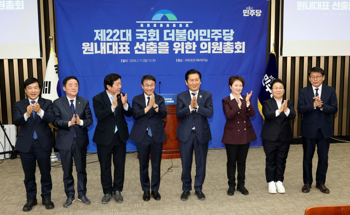 ▲11일 서울 여의도 국회에서 열린 ‘제22대 국회 더불어민주당 원내대표 선출을 위한 의원총회’에서 정청래 대표와 신임 원내대표로 선출된 한병도 의원 등이 기념촬영을 하고 있다. 왼쪽부터 이성윤, 강득구, 황명선 최고위원, 한 원내대표, 정 대표, 이언주, 문정복, 서삼석 최고위원. 신태현 기자 holjjak@